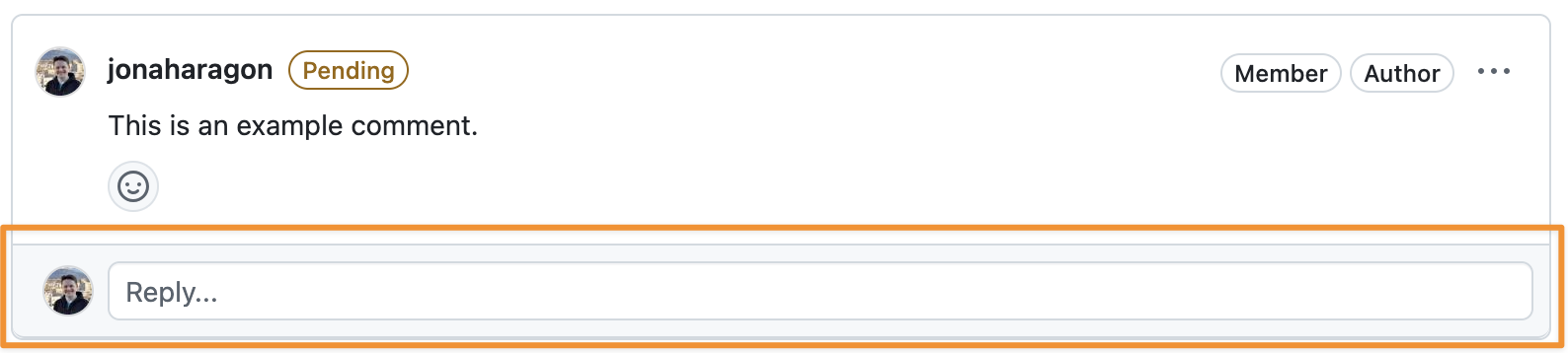 Capture d'écran d'un commentaire sur GitHub qui comporte une boîte de réponse intégrée, surlignée en orange